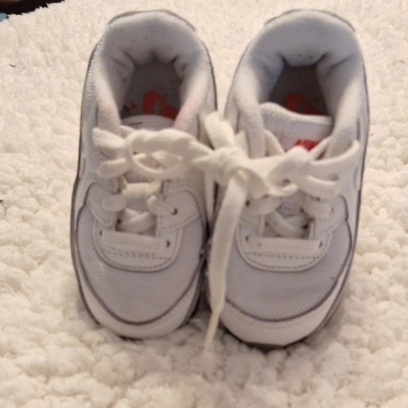 White Sneakers with Low-Top Design and Comfortable Lining size 6 - Picture 1 of 4